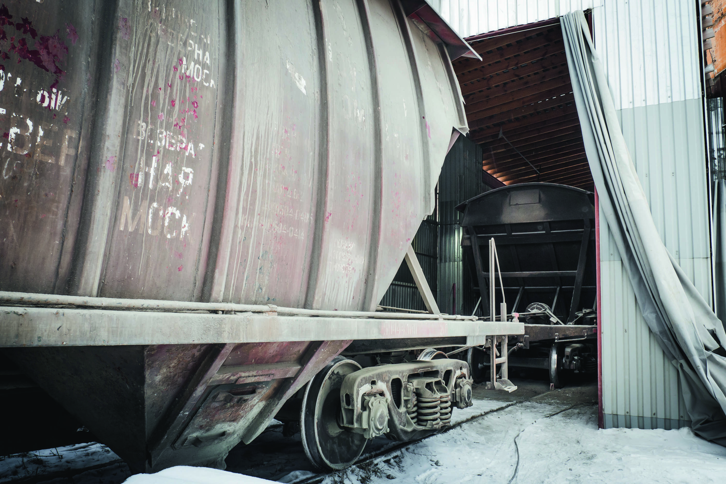 Железнодорожный цементовоз на разгрузке на складе МСГ